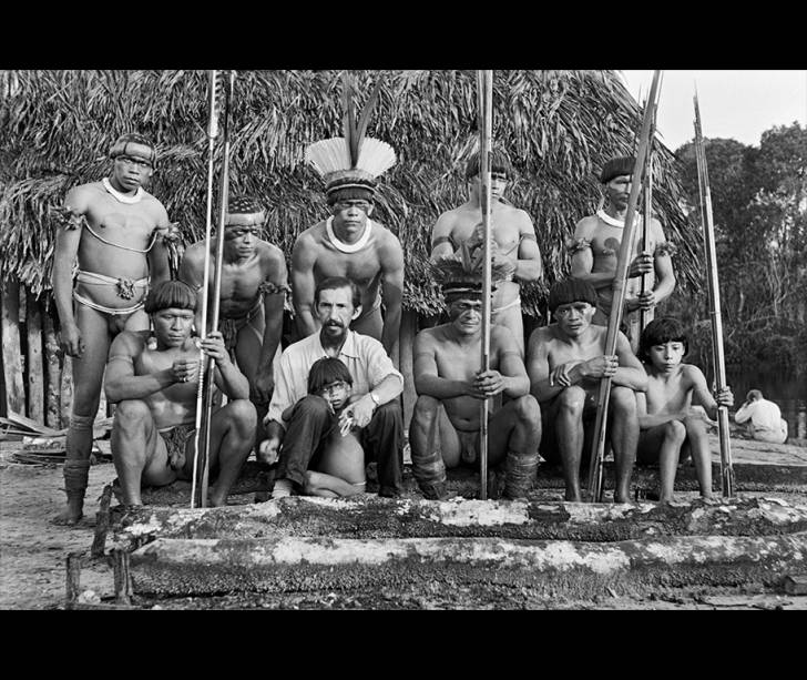 Em pé, ao centro, com cocar, Mapukayaka Yawalapiti. Sentados, da esquerda para a direita, Sariruá Yawalapiti e Orlando Villas-Bôas. c 1955 Acervo Instituto