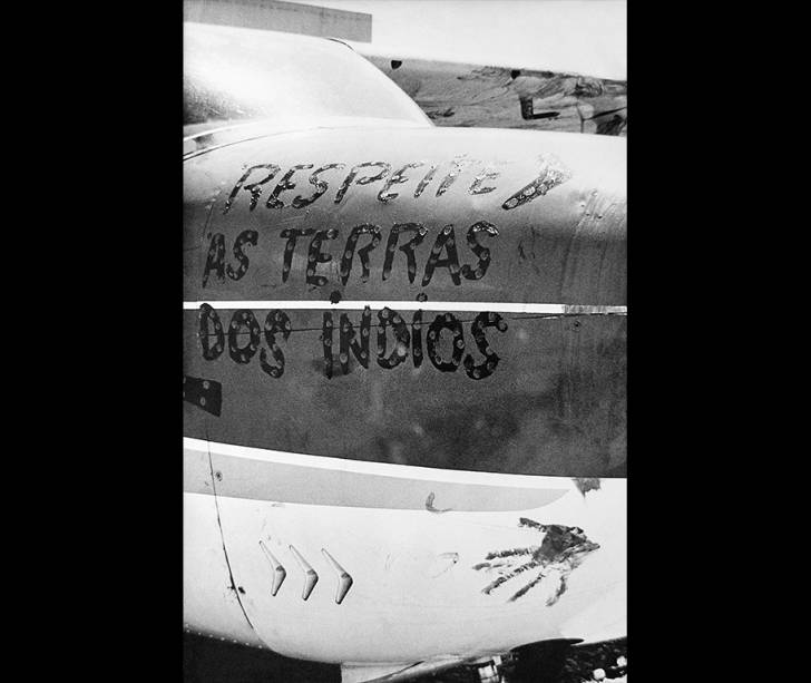 Avião retido pelo povo Kawaiweté no posto indígena Diauarum, 1983