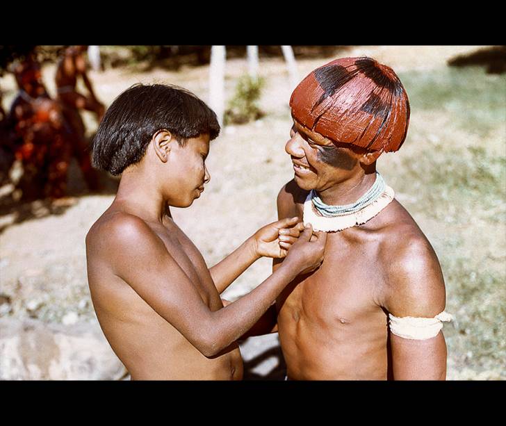 Criança Ikpeng é recebida no Alto Xingu, 1966.