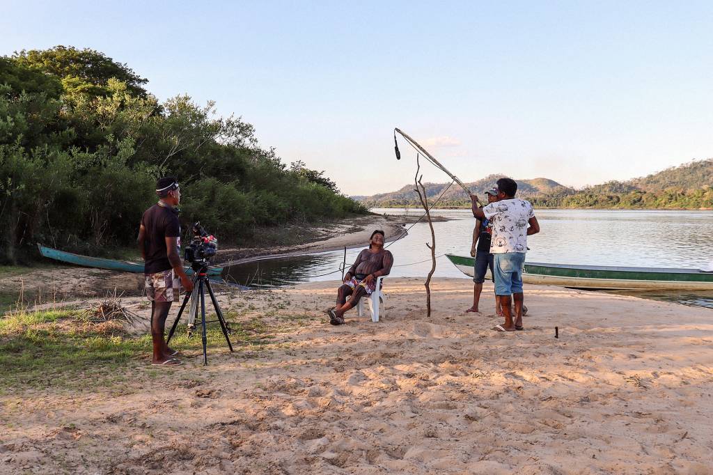Cineastas do Coletivo Beture entrevistam o cacique Takakpe em base de vigilância no Rio Xingu, Terra Indigena Kayapó, PA, 2021
