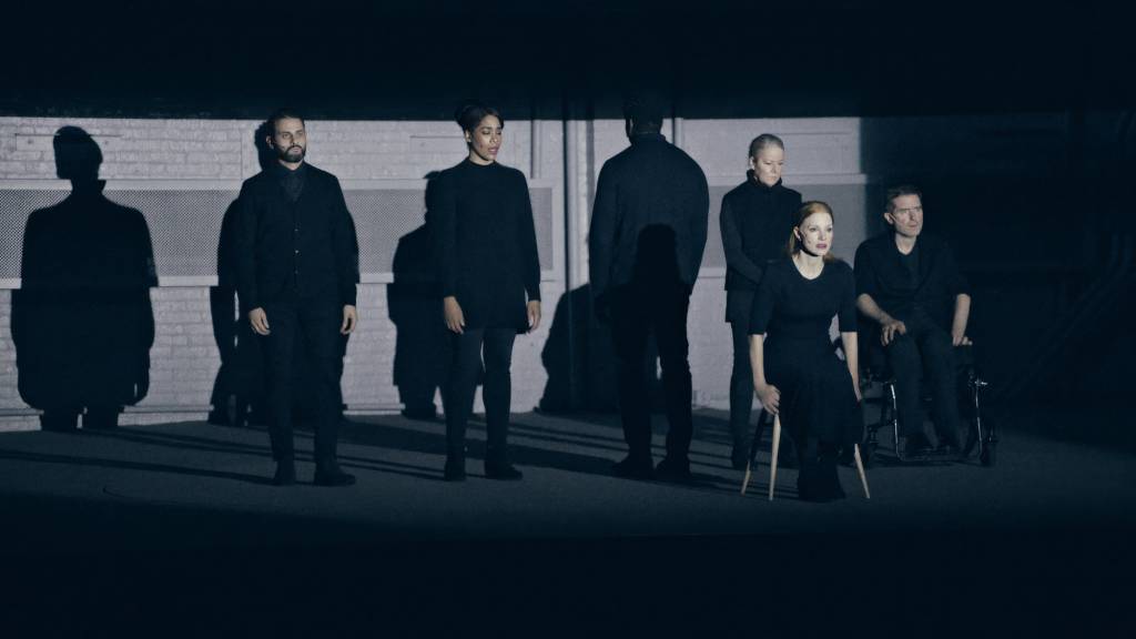 Arian-Moayed,-Jesmille-Darbouze,-Okieriete-Onaodowan,-Tasha-Lawrence,-Jessica-Chastain,-and-Michael-Patrick-Thornton-in-A-Dolls-House. o elenco de A Dolls House: Arian Moayed, Jesmille Darbouze, Okieriete Onaodowan, Tasha Lawrence, Jessica Chastain e Michael Patrick Thornton