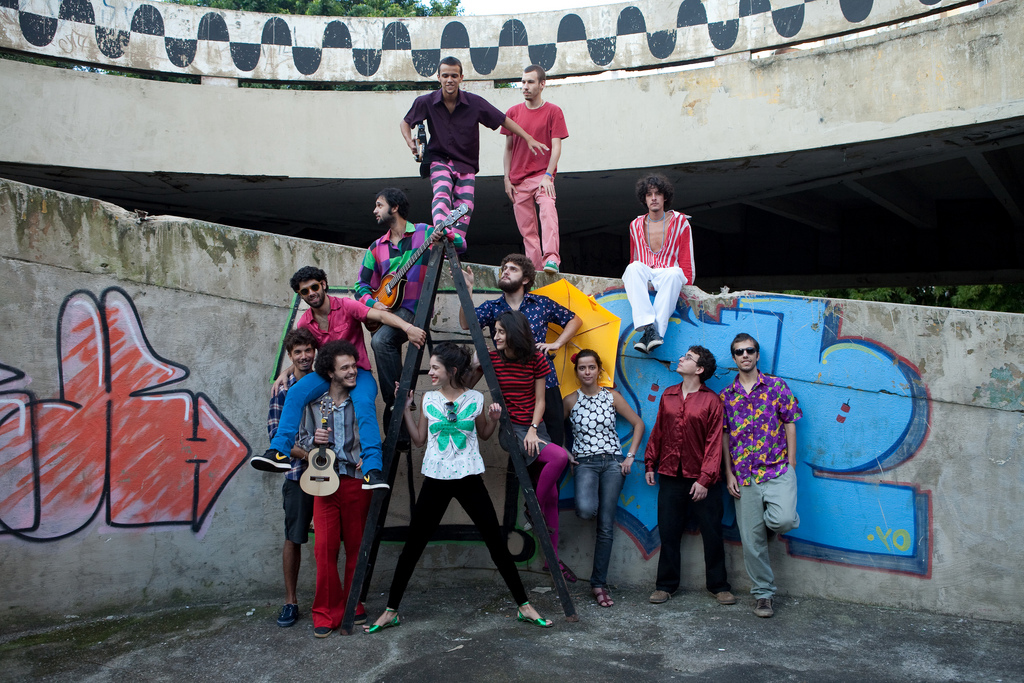 trupe-cha-de-boldo-CD-Bárbaro-divulgacão-Theo-Craveiro-Trupe-em-2010 Trupe Chá de Boldo em 2010