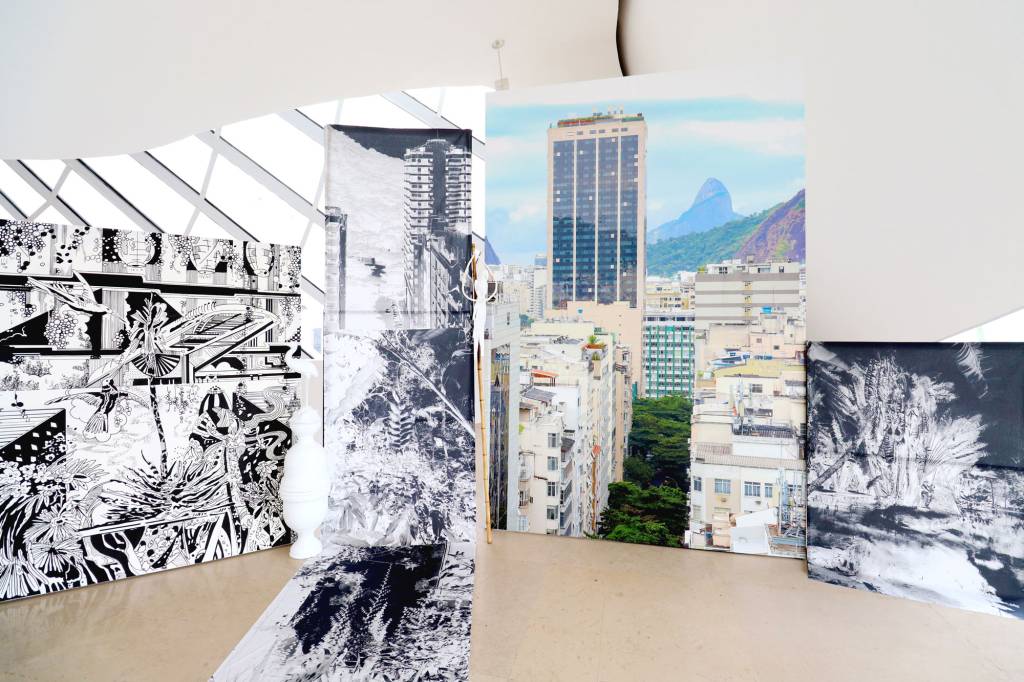 Cópia-de-Cópia-de-Vue-d’expo-9–Chourouk-hriech-Uma-cidade-na-floresta-museo-do-amanha-rio-de-janeiro-2023 vista da exposição de Chourouk hriech: Uma cidade na floresta – 2023