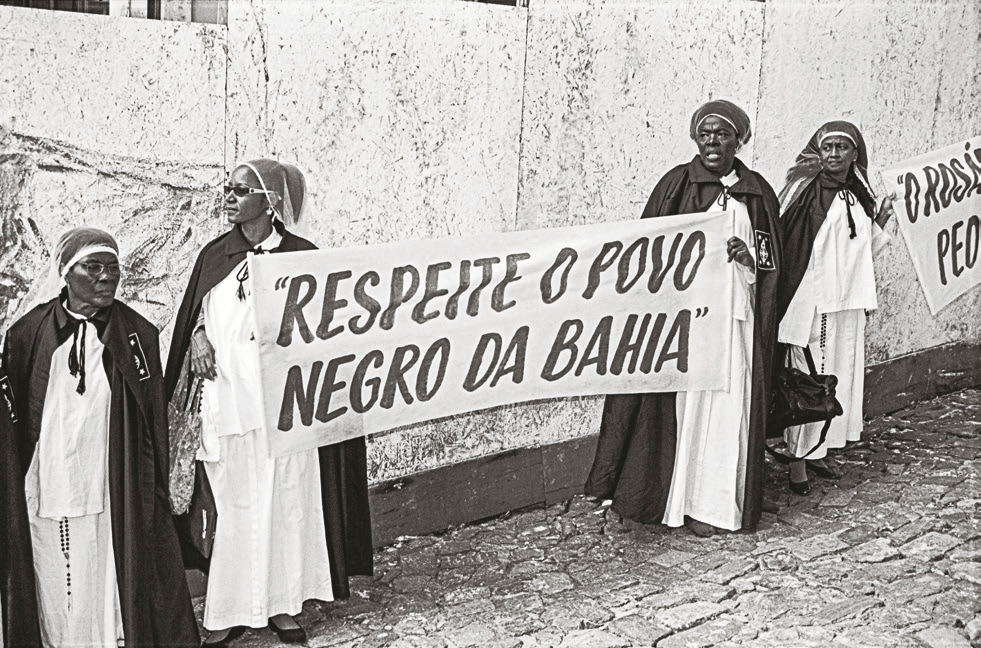 Desfile de Carnaval do bloco afro Olodum, com o tema “Os tesouros de Tutancâmon”, largo do Pelourinho, Salvador, BA, 1993 Ampliação digital de fotografia analógica, 70 × 105 cm