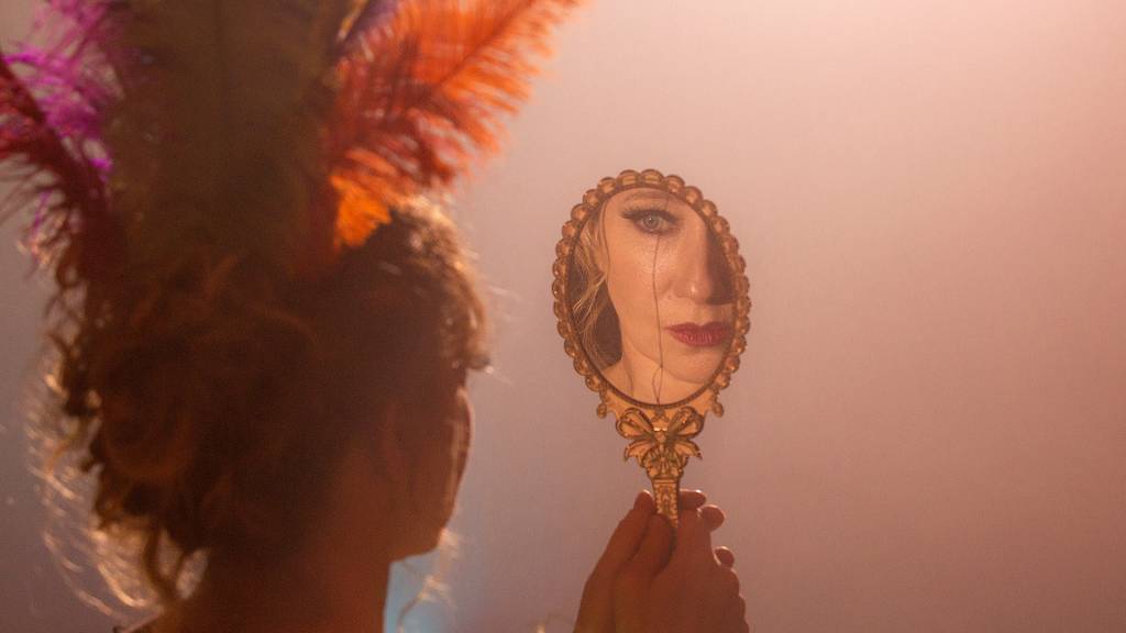 Gerald Thomas, de plumas, perdido no oceano