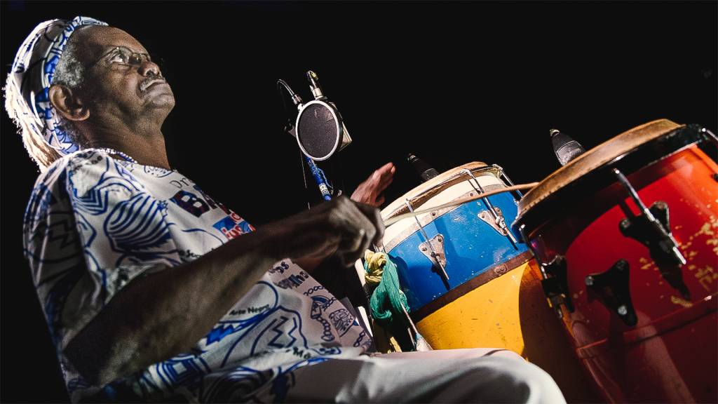 moa-raiz-afro-4 mestre-môa-tocando-instrumentos-em-estudio