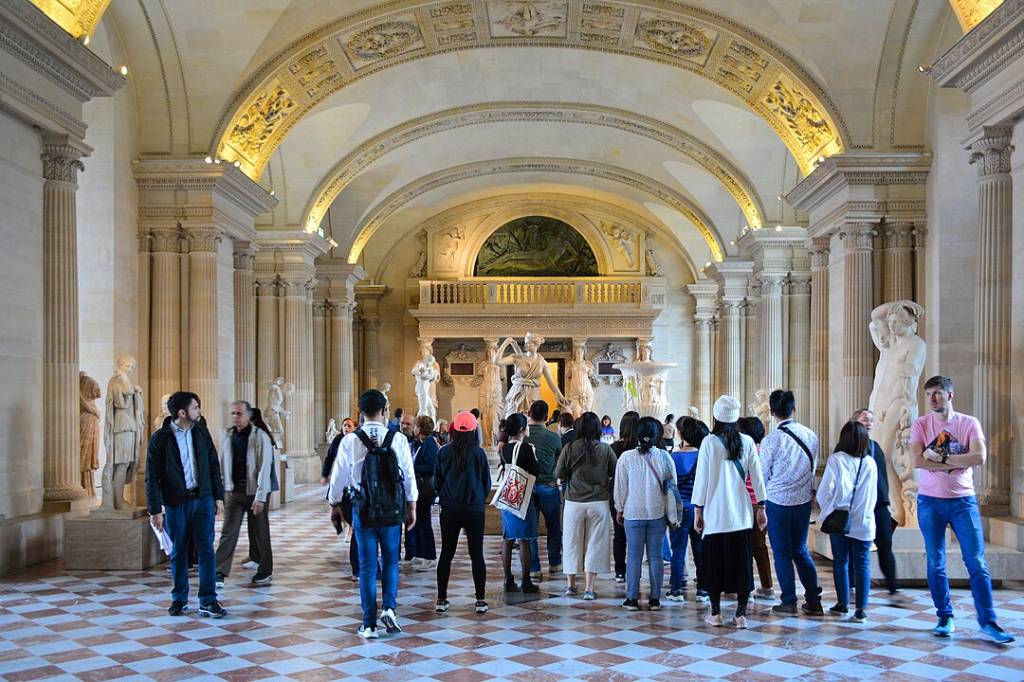 Salle-des-Caryatides-museu-Louvre