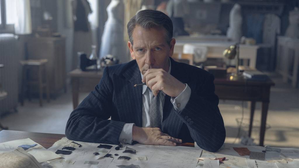 The-New-Look-serie Ben Mendelsohn interpreta Christian Dior na série