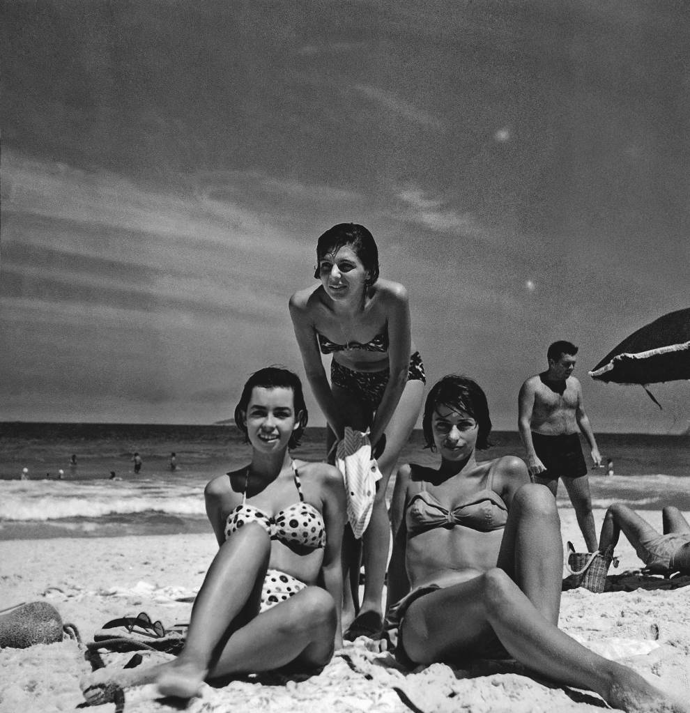 cantora_nara_leao_e_sua_irma_danuza_leao Danuza Leão, à direita, com a irmã, Nara Leão, e uma amiga.