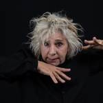 Denise Stoklos revive literatura de Clarice Lispector nos palcos