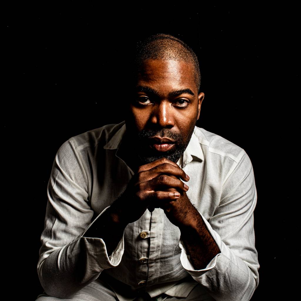 Tiganá Santana canta músicas censuradas pela ditadura em show especial