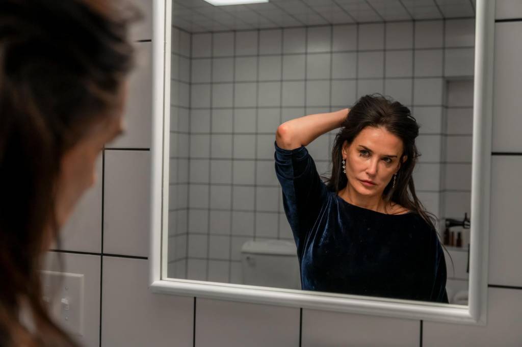 substancia-filme-substance-demi-moore-coraline-fargeat-margareth-qualley-dennis-quaid