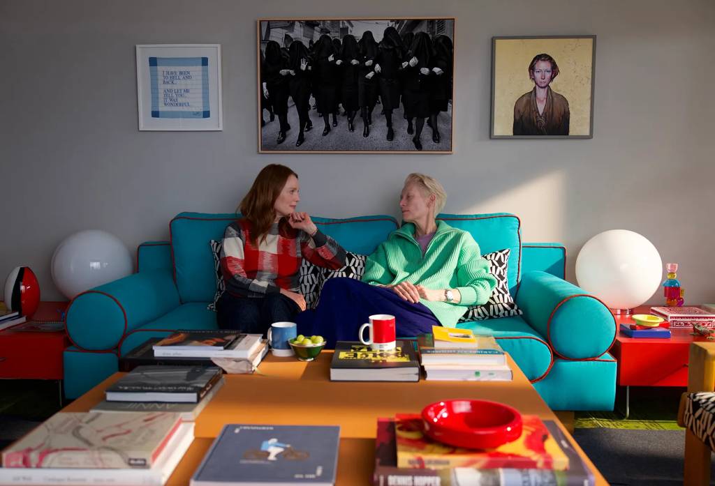 Julianne Moore e Tilda Swinton no filme 'The Room Next Door'