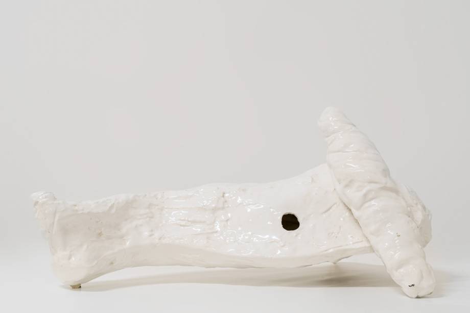 Carlito Carvalhosa, Sem título (E17 96), 2011, cerâmica faiança, 30 x 33 x 59 cm Carlito Carvalhosa, Sem título (E17 96), 2011, cerâmica faiança, 30 x 33 x 59 cm