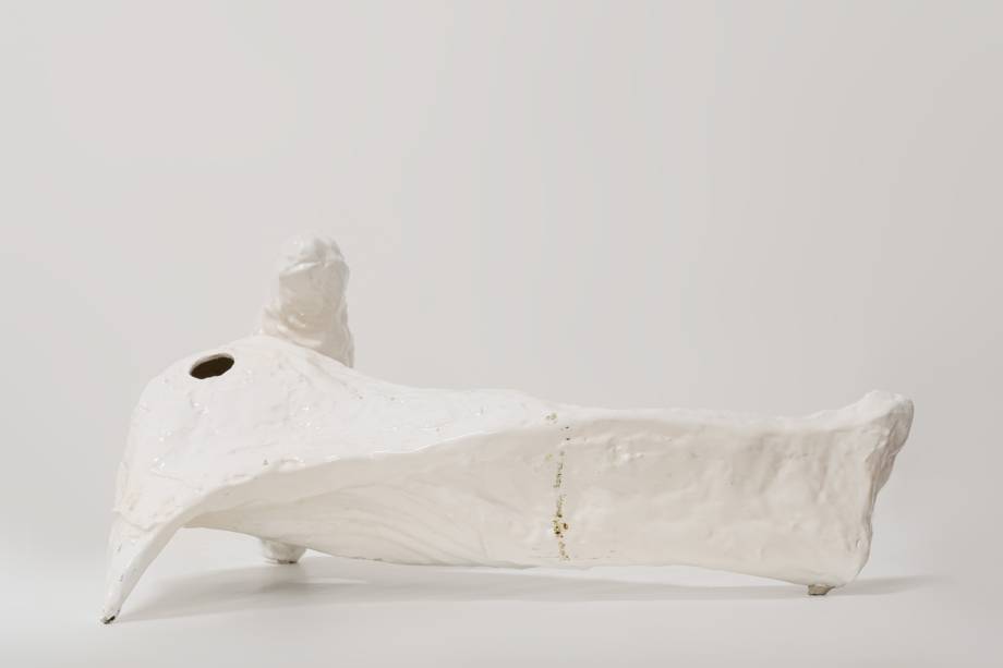 Carlito Carvalhosa, Sem título (E17 96), 2011, cerâmica faiança, 30 x 33 x 59 cm Carlito Carvalhosa, Sem título (E17 96), 2011, cerâmica faiança, 30 x 33 x 59 cm