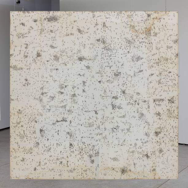 Mira Schendel, Sem título (Objeto Gráfico), 1967-1968, óleo sobre colagem de papel-arroz entre placas de acrílico, 100 x 100 cm Mira Schendel, Sem título (Objeto Gráfico), 1967-1968, óleo sobre colagem de papel-arroz entre placas de acrílico, 100 x 100 cm