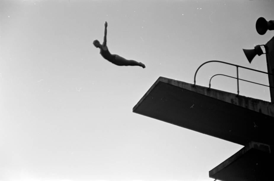 Salto ornamental em piscina do estádio do Pacaembu, São Paulo, SP