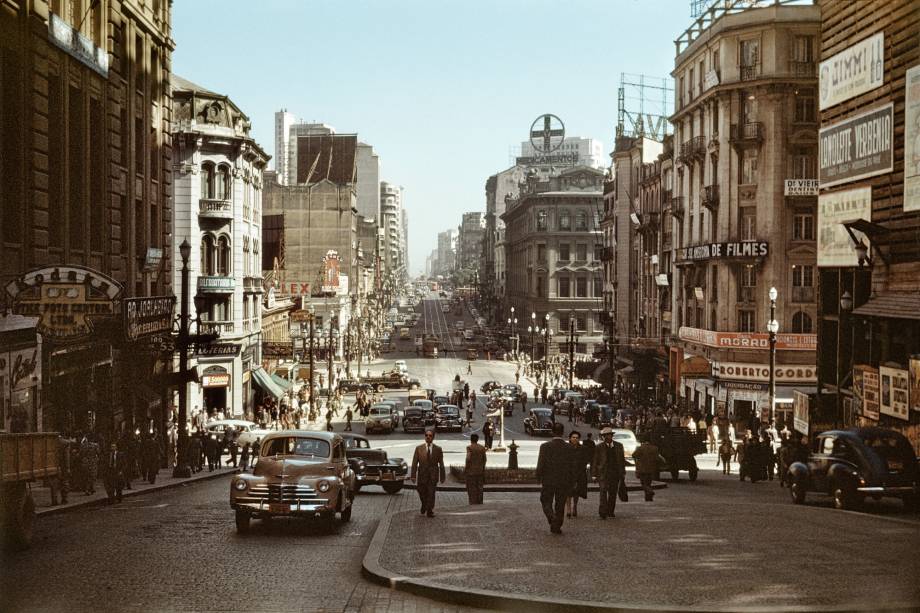 Avenida São João, esquina com Líbero Badaró na altura do Condomínio doEdifício Martinelli, em direção ao Vale do Anhangabaú, São Paulo, SP, c.1947