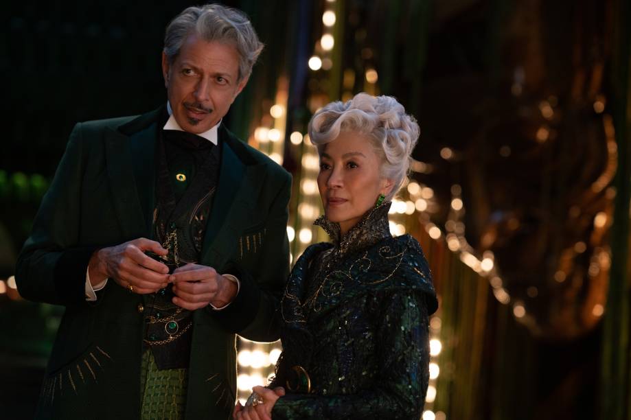 Jeff Goldblum é O Mágico de Oz e Michelle Yeoh, Madam Morrible, professora da escola Shiz em WICKED Jeff Goldblum é O Mágico de Oz e Michelle Yeoh, Madam Morrible, professora da escola Shiz em WICKED
