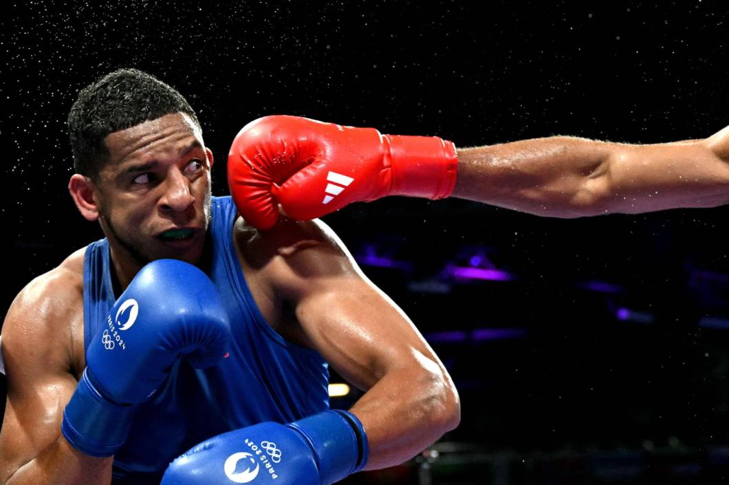 Categoria boxe-ouro - Eyeing a punch Categoria boxe-ouro - Eyeing a punch