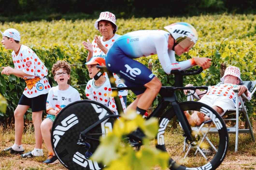 Categoria ciclismo-bronze- Time Trial Spectators.jpg Categoria ciclismo-bronze- Time Trial Spectators.jpg