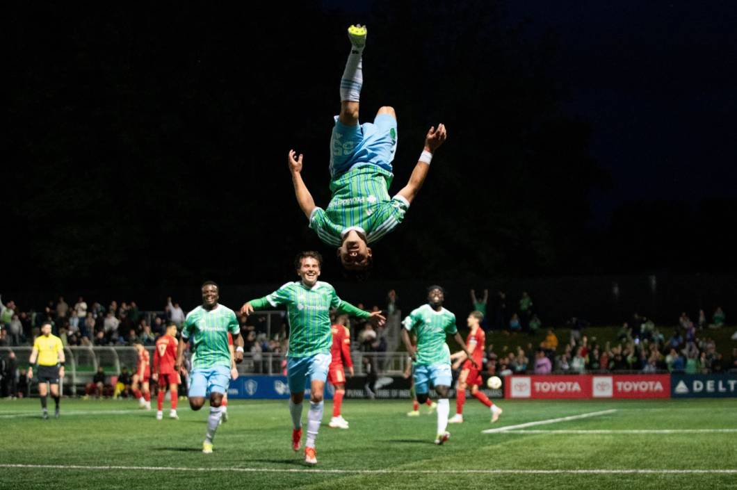 Categoria Futebol - prata - Kalani Kossa-Rienzi's late winner Categoria Futebol - prata - Kalani Kossa-Rienzi's late winner