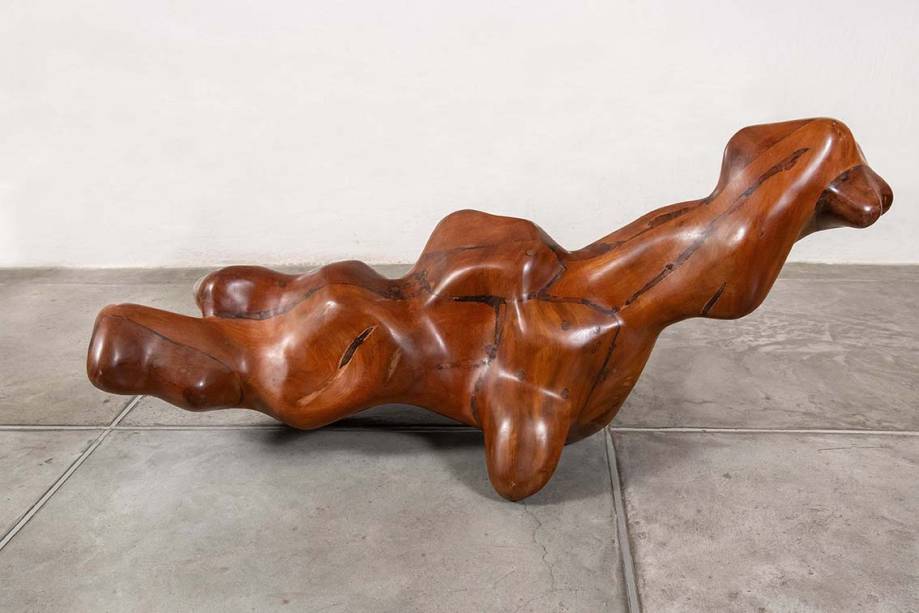 Marcelo Silveira,  Bolofote II, 2023-2024, madeira cajacatinga e cola 56 x 39 x 128 cm