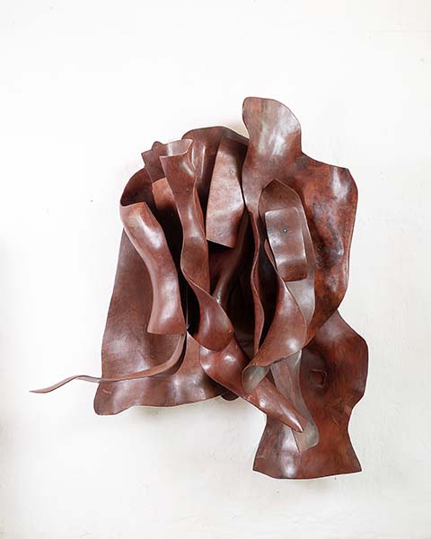 Marcelo Silveira, Peles I, 2022-2024, madeira cajacatinga e aço inoxidável 145 x 100 x 54 cm