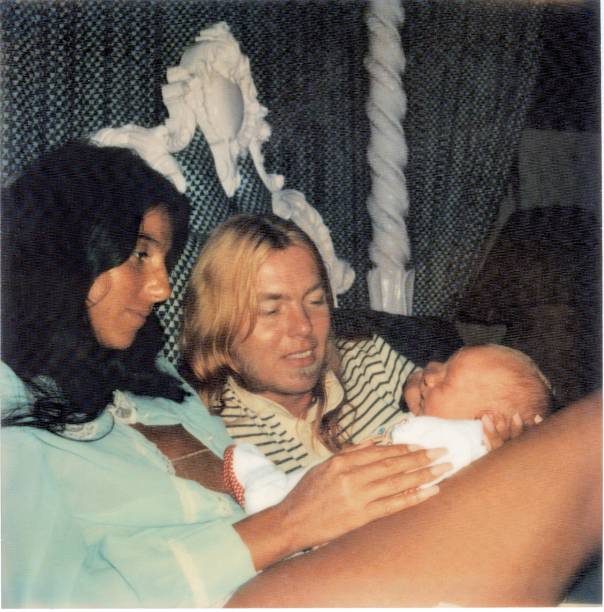 Cher e Gregg com Elijah com um dia de vida, 1976
