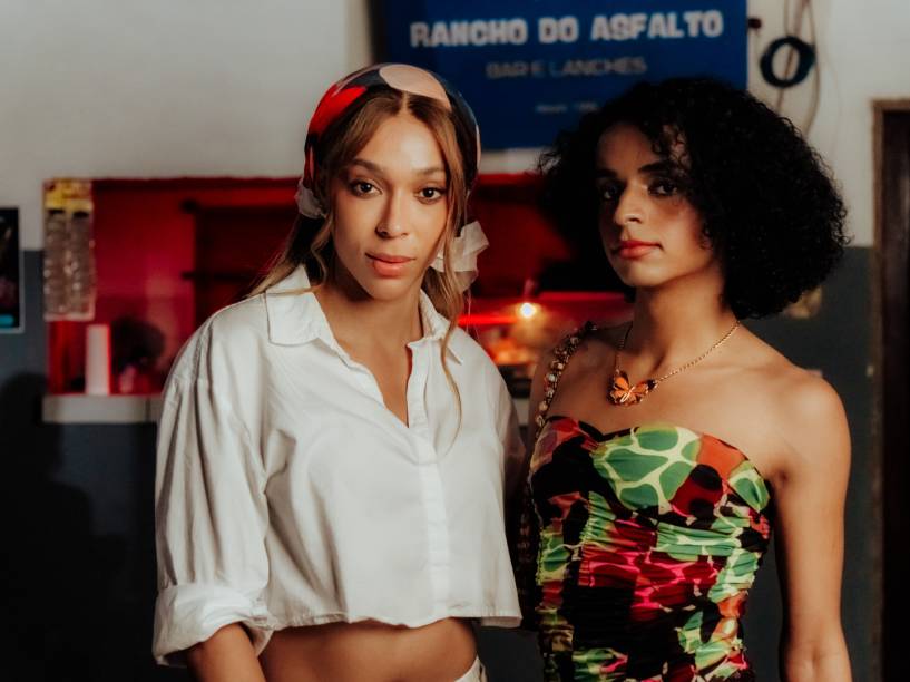 A deputada Erika Hilton e sua intérprete, Jasmin Rammos