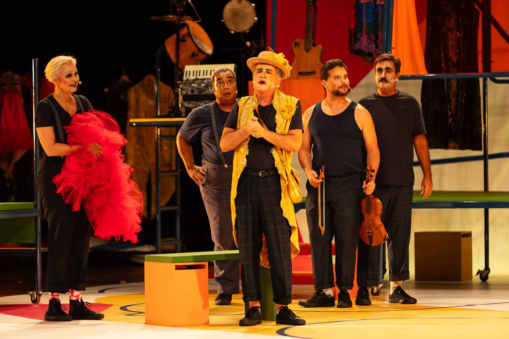 2025_Abertura_OsMambembes_Foto_LinaSumizon_2 os-mambembes-claudia -abreu-paulo-betti-festival-de-curitiba-2025