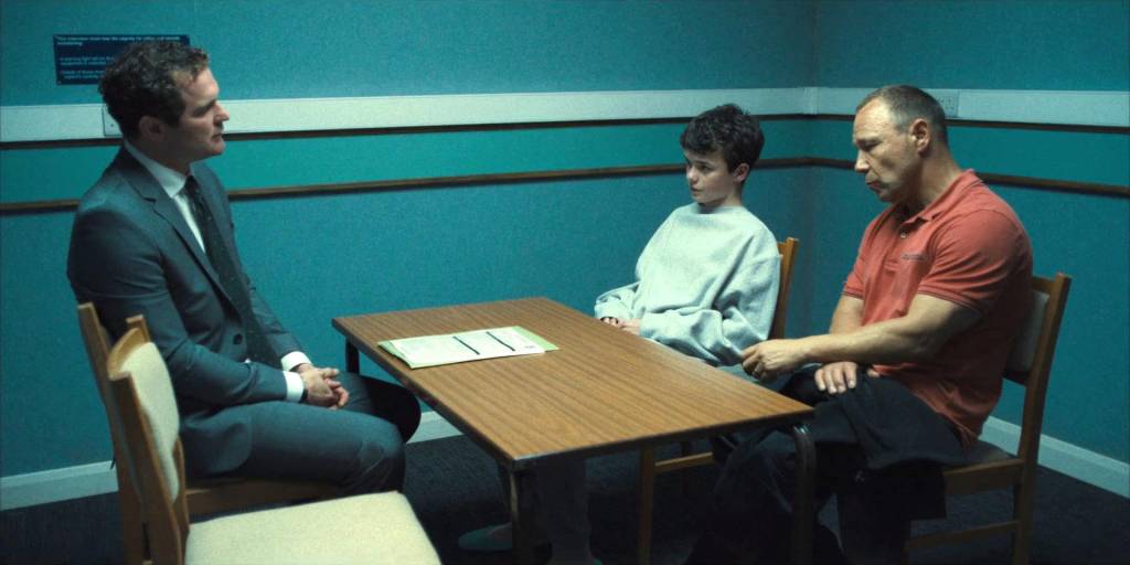 MV5BMWU1MjM4MDctZTAwMy00OTRlLWEwMTgtMWViYTE2NTQ0NWQ3XkEyXkFqcGc@._V1_FMjpg_UX1920_ adolescencia-netflix