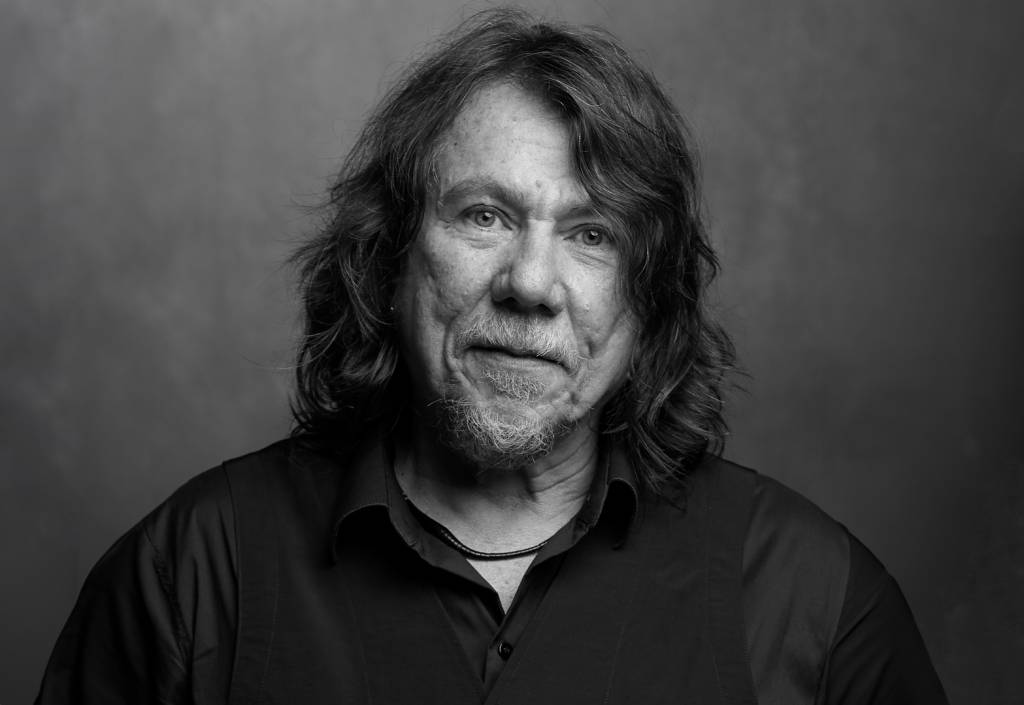 Conversa & Canção: A invenção de Lenine, um camaleão com linguagem própria na MPB