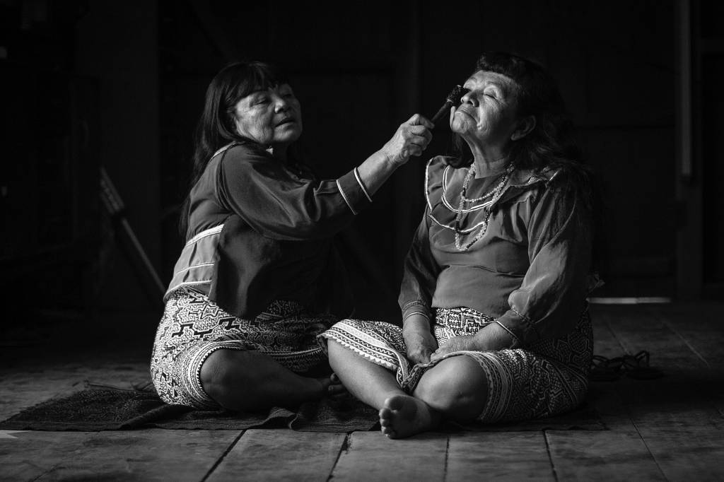 Cópia de David Díaz Gonzales_Pintando Kené, série Retratos de Mi Sangre, 2020, David Díaz Gonzales inhotim-arte-contemporanea-fotografia-indigena