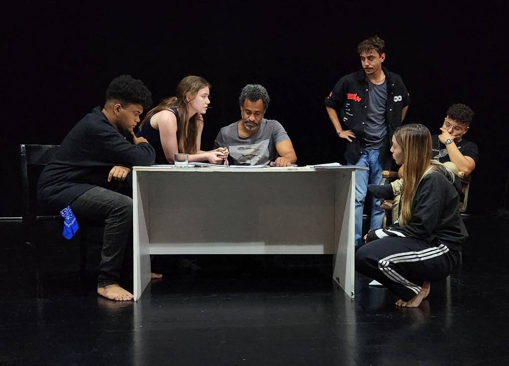 Carlos Marighella Da esquerda pra direita Nathan Cunha, Mima Jeckel, Fábio Neppo, Nicholas Malheiro, Gabriel de Jesus e Isabela Couto mariguela-peca-teatro-revolucao