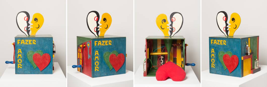 Teresinha SoaresCaixa de fazer amor(1967) Caixa em madeira pintada, espuma, fios elétricos e de plástico, garrafa em vidro, metal e líquido, moedor de metal, tecido e tubos de plástico62,5 x 56 x 61 cm Teresinha SoaresCaixa de fazer amor(1967) Caixa em madeira pintada, espuma, fios elétricos e de plástico, garrafa em vidro, metal e líquido, moedor de metal, tecido e tubos de plástico62,5 x 56 x 61 cm