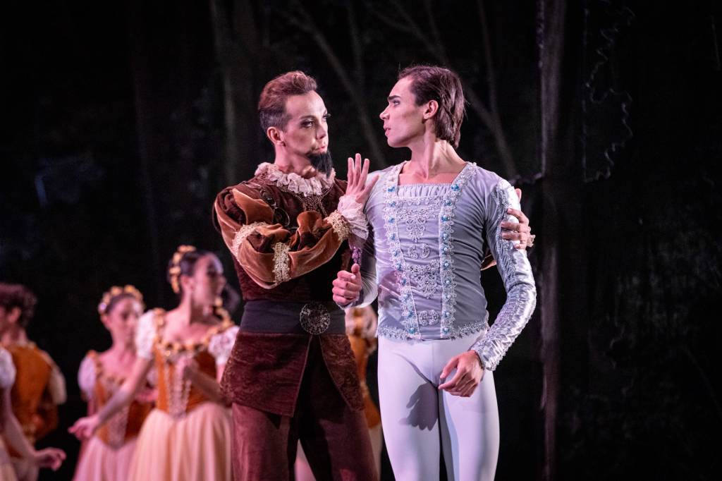 025-20250513-tmrj-ballet-lago-mayara-victor-smd–foto-daniel-ebendinger vitor-caixeta-ballet-theatro-municipal-rio-janeiro-lago-cisnes