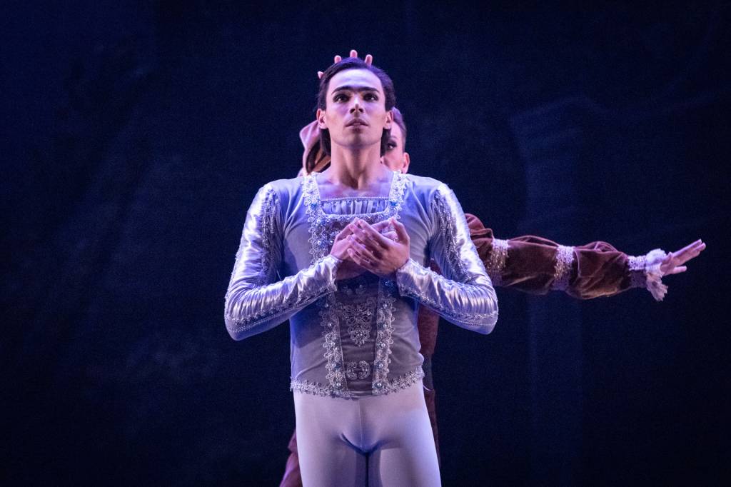 060-20250513-tmrj-ballet-lago-mayara-victor-smd–foto-daniel-ebendinger vitor-caixeta-ballet-theatro-municipal-rio-janeiro-lago-cisnes