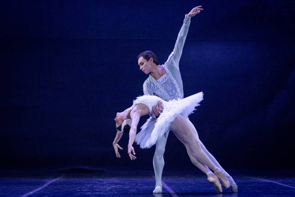 118-20250513-tmrj-ballet-lago-mayara-victor-smd–foto-daniel-ebendinger vitor-caixeta-ballet-theatro-municipal-rio-janeiro-lago-cisnes
