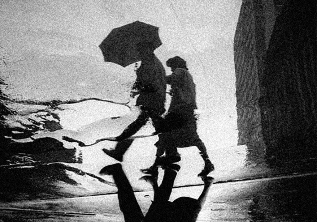 Casal na Chuva, na Rua Barão de Limeira, 1952 Crédito German Lorca Casal na Chuva, na Rua Barão de Limeira, 1952 Crédito German Lorca