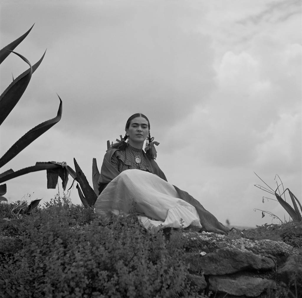 2048px-Toni_Frissell_-_Frida_Kahlo,_seated_next_to_an_agave frida-kahlo-pintora-mexicana-artista-retrato