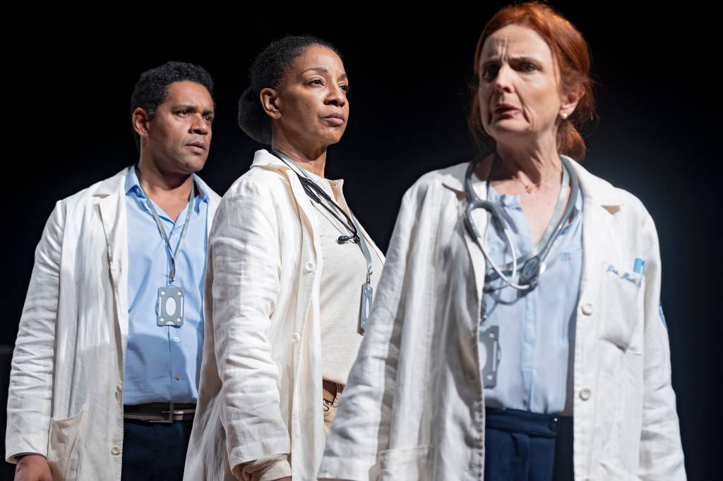 a médica César Mello, Adriana Lessa e Clara CArvalho_ A Médica_ Círculo de Atores_foto-Ronaldo Gutierrez agenda-teatro-julho-medica