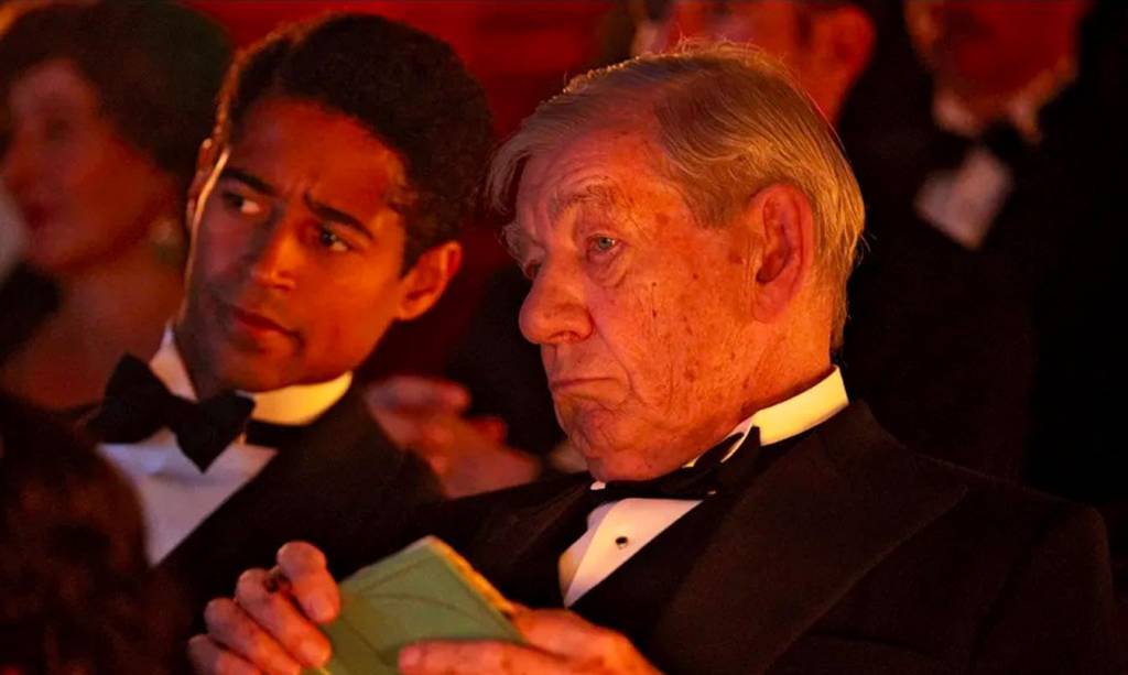 Ian McKellen and Alfred Enoch in The Critic (2023) ian-mckellen-critico-filme