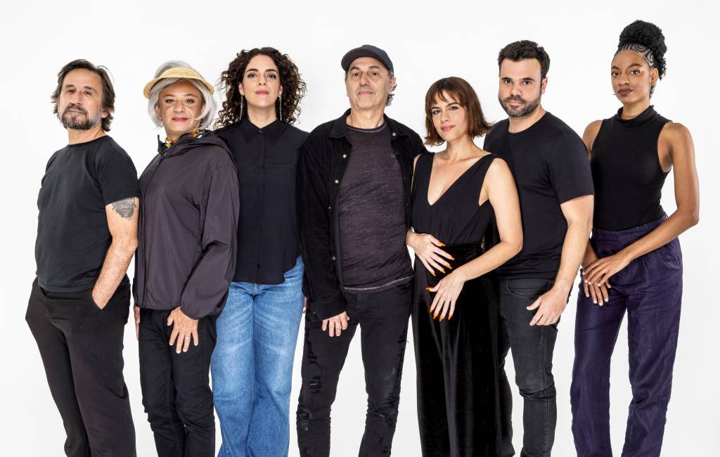 Zeca Baleiro estreia nos palcos com a comédia musical “Felicidade”