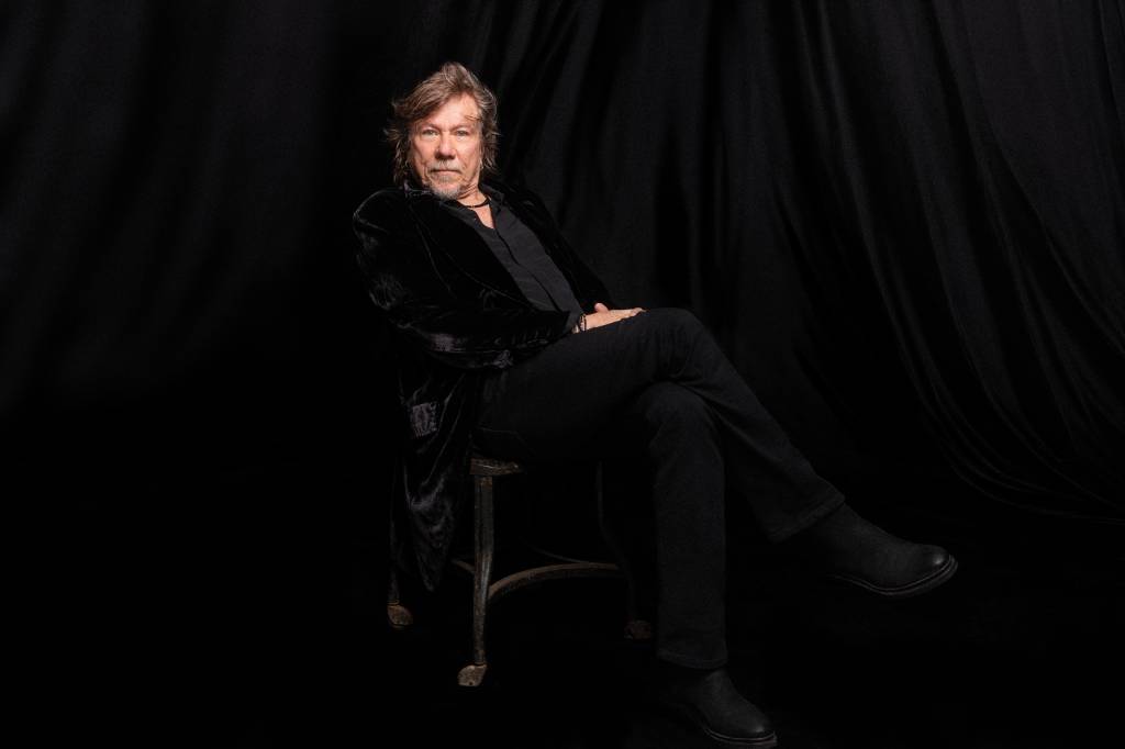 Novo disco de Lenine reúne inéditas e homenagens a mestres da música brasileira