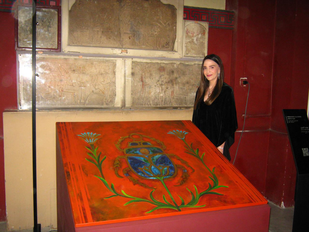 Artista brasileira estreia no Museu do Cairo com obra inspirada em símbolos egípcios