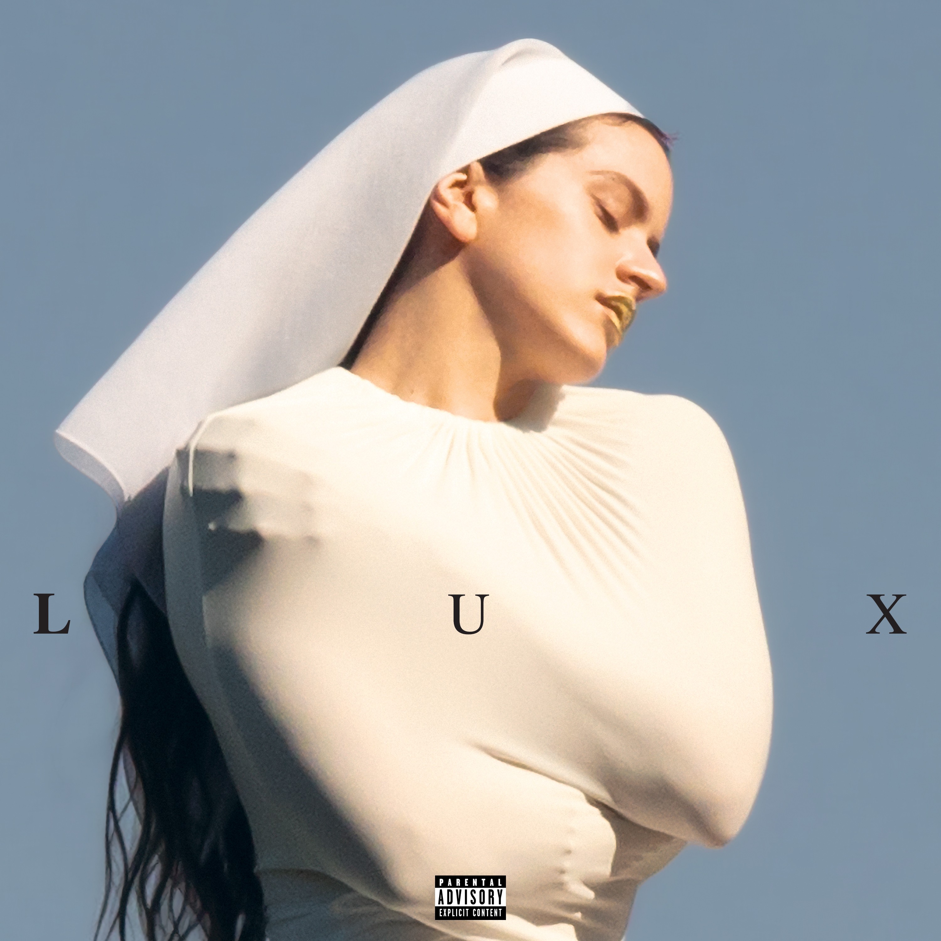 Rosal&iacute;a, com os olhos fechados e l&aacute;bios dourados, veste um h&aacute;bito branco e um v&eacute;u, em um fundo azul claro. As letras L, U e X aparecem em preto, e o selo Parental Advisory est&aacute; no canto inferior