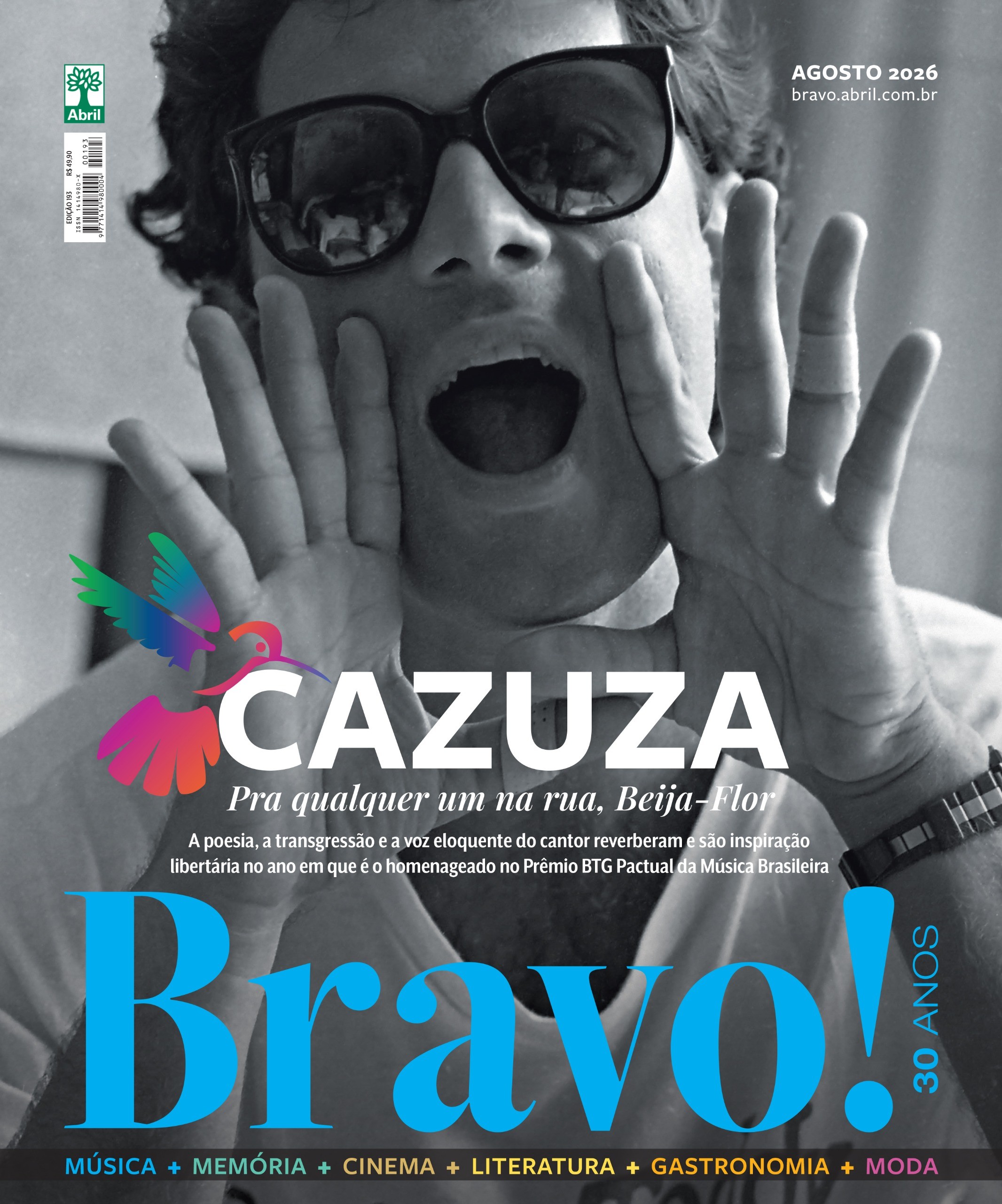 Cazuza, em preto e branco, com &oacute;culos escuros e boca aberta, gritando, com as m&atilde;os abertas ao lado do rosto. A capa da revista Bravo! celebra o cantor com o t&iacute;tulo Cazuza e Pra qualquer um na rua, Beija-Flor, al&eacute;m de Bravo! 30 Anos em azul
