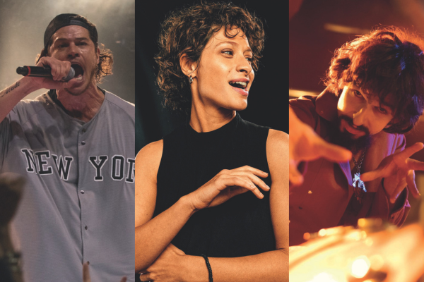 Três artistas em close-up: um homem de boné e camisa New York cantando no microfone, uma mulher de cabelo curto e blusa preta sorrindo, e um homem barbudo de camisa vermelha com as mãos estendidas sobre um equipamento de DJ