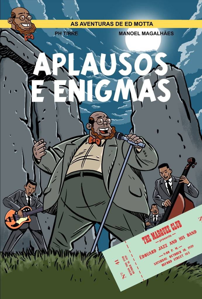 Capa de quadrinhos Aplausos e Enigmas com Ed Motta cantando em um palco rochoso sob a luz da lua, acompanhado por m&uacute;sicos de jazz. Um guitarrista e um contrabaixista tocam, enquanto um ingresso de show antigo est&aacute; no canto inferior direito. No topo, uma vers&atilde;o cartunizada de Ed Motta sorri